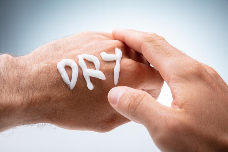 Skönhetsingrepp för honom hand med texten DRY