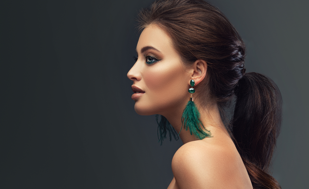 Ge henne ett smycke från Edblad i julklapp Beautiful,Woman,With,Long,Big,Earrings.,Beauty,Girl,With,Elegant